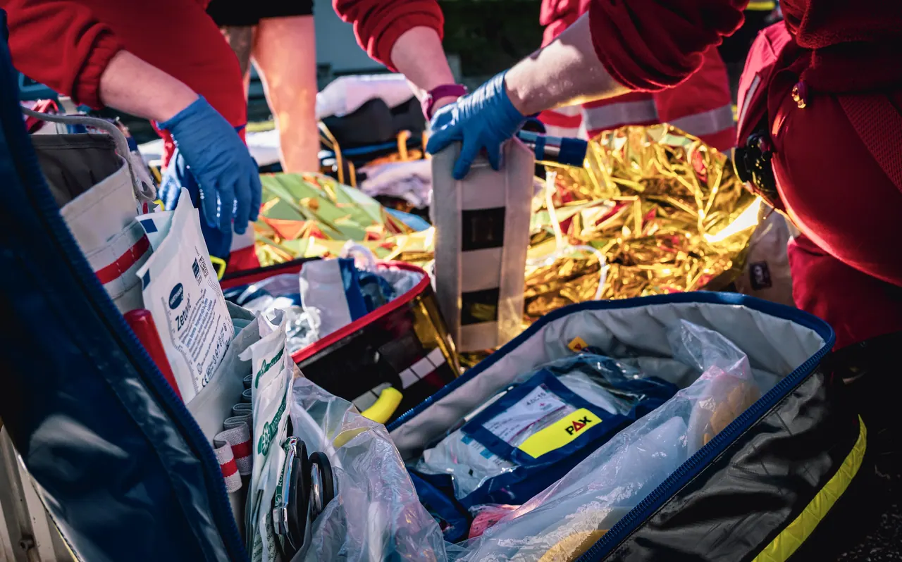 Geöffneter Notfallrucksack mit Verbandmaterial und Rettungsdecke